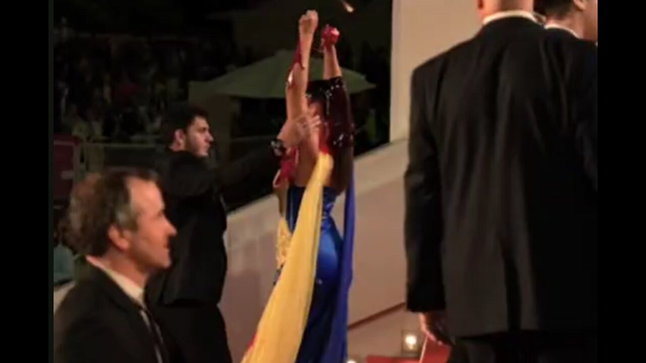 At the Cannes Film Festival Ukrainian woman kicked out in synchronization with the music-PRICELESS!
