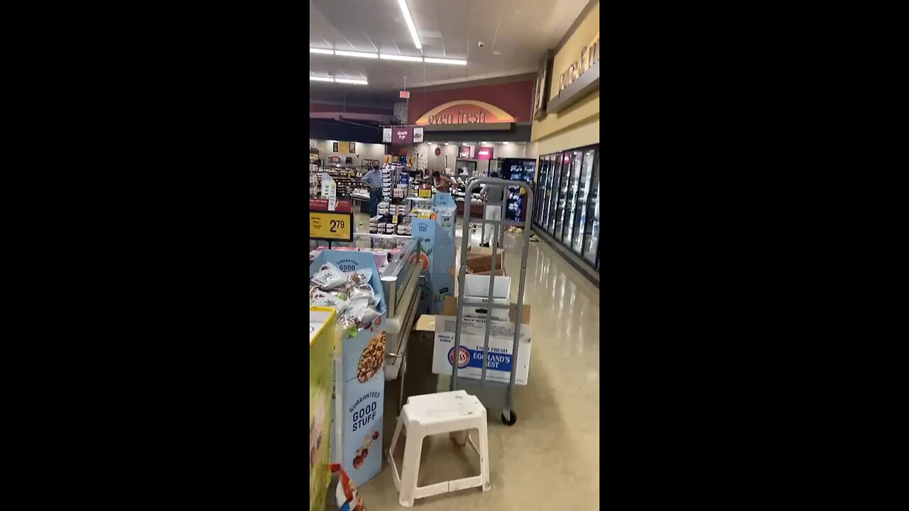 Naked homeless lady destroys a supermarket in Los Angeles