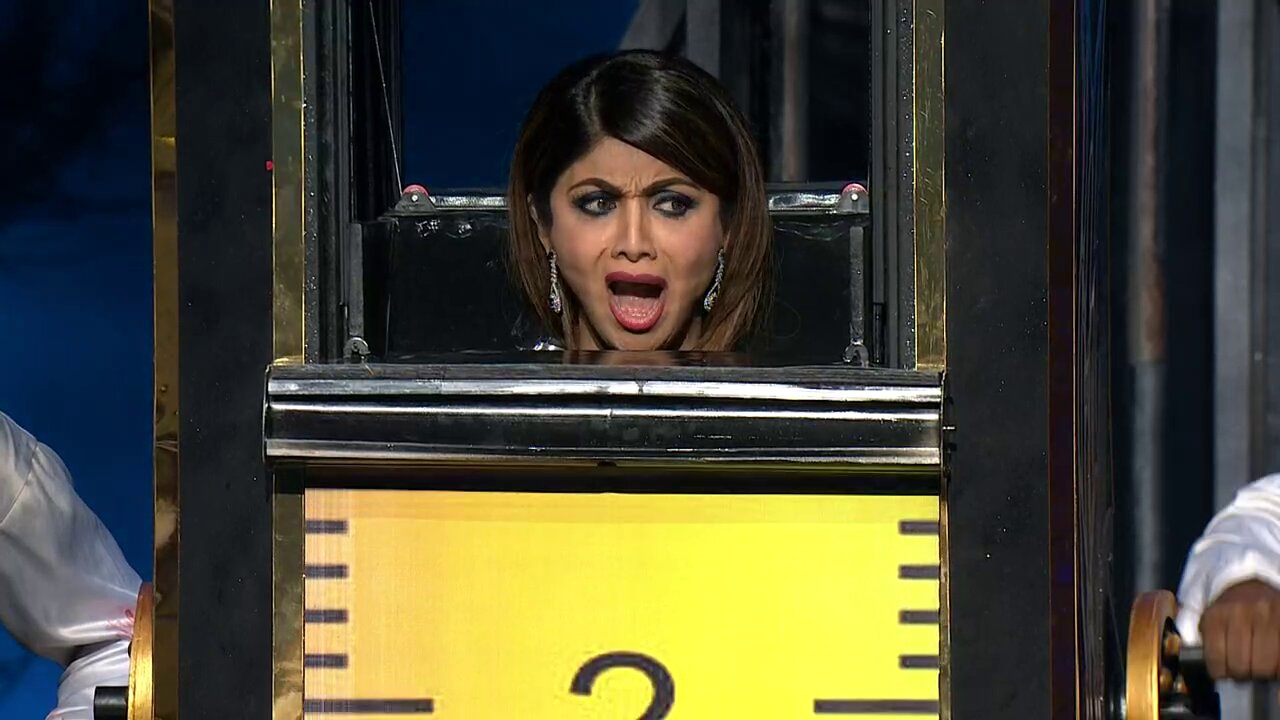 Shilpa Shetty Getting Compressed Illusion