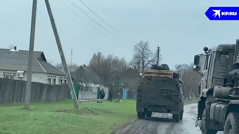 Residents of the Kharkov region meet troops with Russian flags