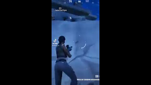 a noob playing fortnite (un noob jugando fortnite)