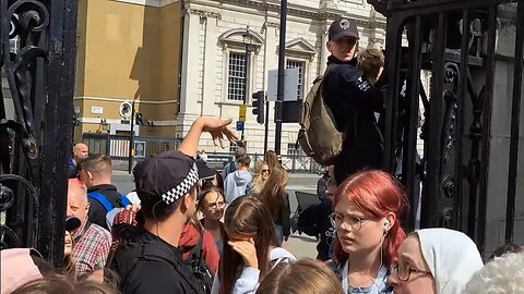 police tell kids to get down #horseguardsparade