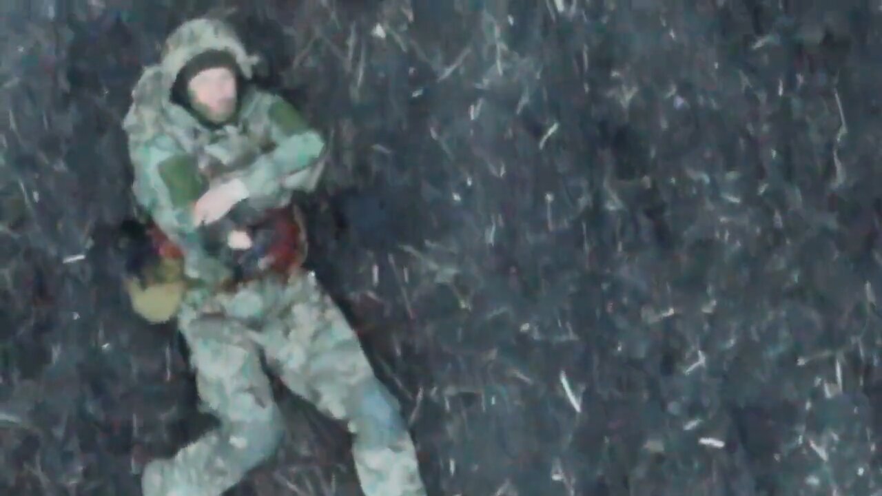 Drone strike on Ukrainian soldiers, one of them loses an arm😬