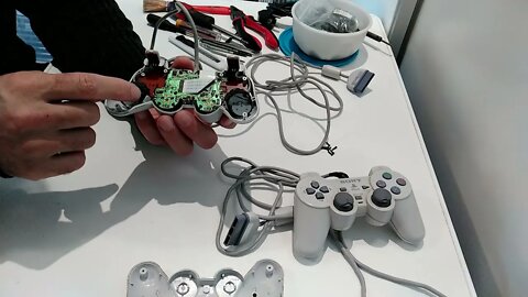 Conserto Gamer 06 - Trocando o Clamp e os ThumbSticks dos Controles do PSone na Caixa - Parte 1