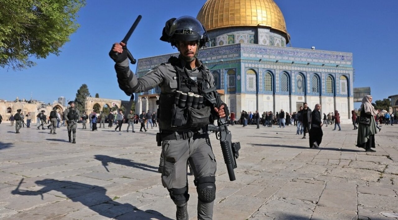 Por segundo día consecutivo las fuerzas del ocupante israelí profanan la mezquita musulmana Al-Aqsa