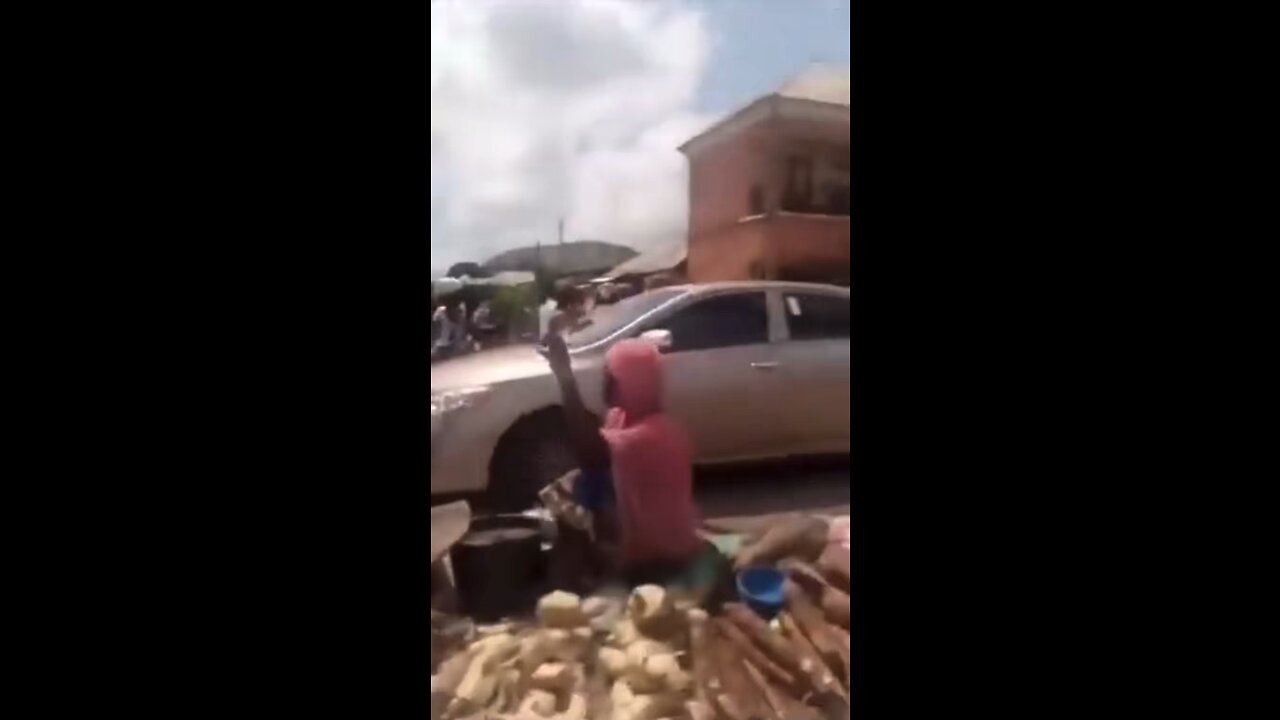 *Protest in Northern Nigeria over cost of living. They are chanting "komi yayi sadar" meaning