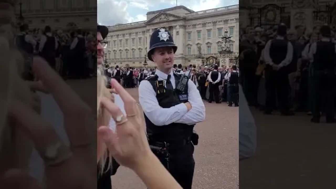 Royal van man Gets chered by crowd 😆 🤣 😂