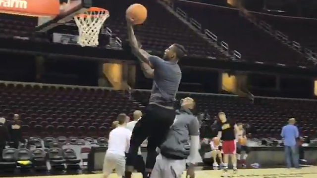 JR Smith & Iman Shumpert BATTLE for Game 3 Starting Spot with 1-on-1 Match During Practice