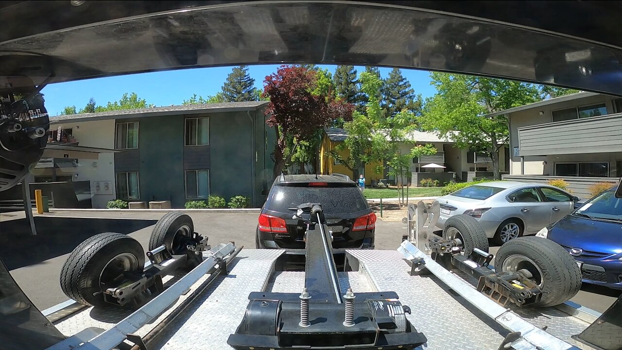 Towing Goes Crazy!! "WAIT WAIT WAIT"