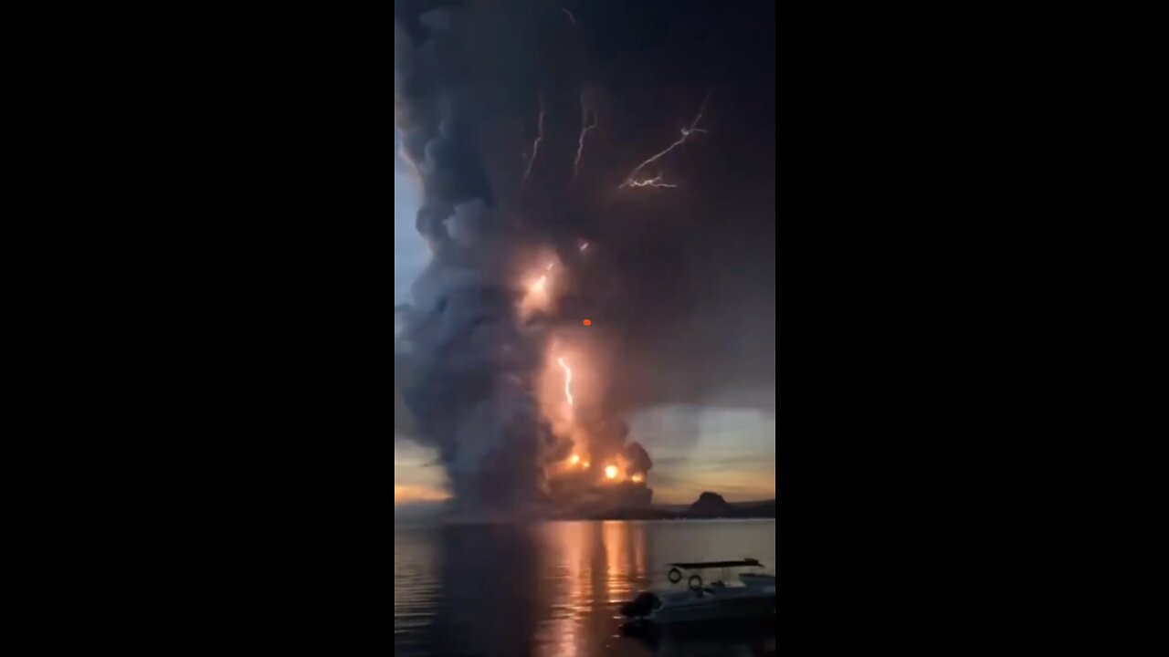 Insane volcano eruption with lightning
