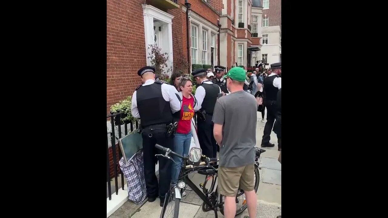 Manifestante da Ursal presa em Londres. #shorts