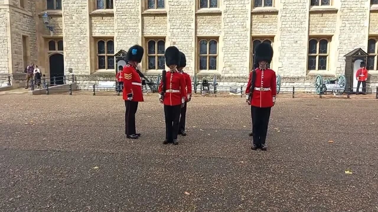 irish guards changing of the Guards 6/9/22 #toweroflondon