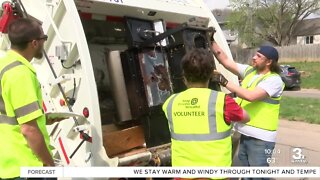 Residents of Nebraska and Iowa participate in spring cleanup event