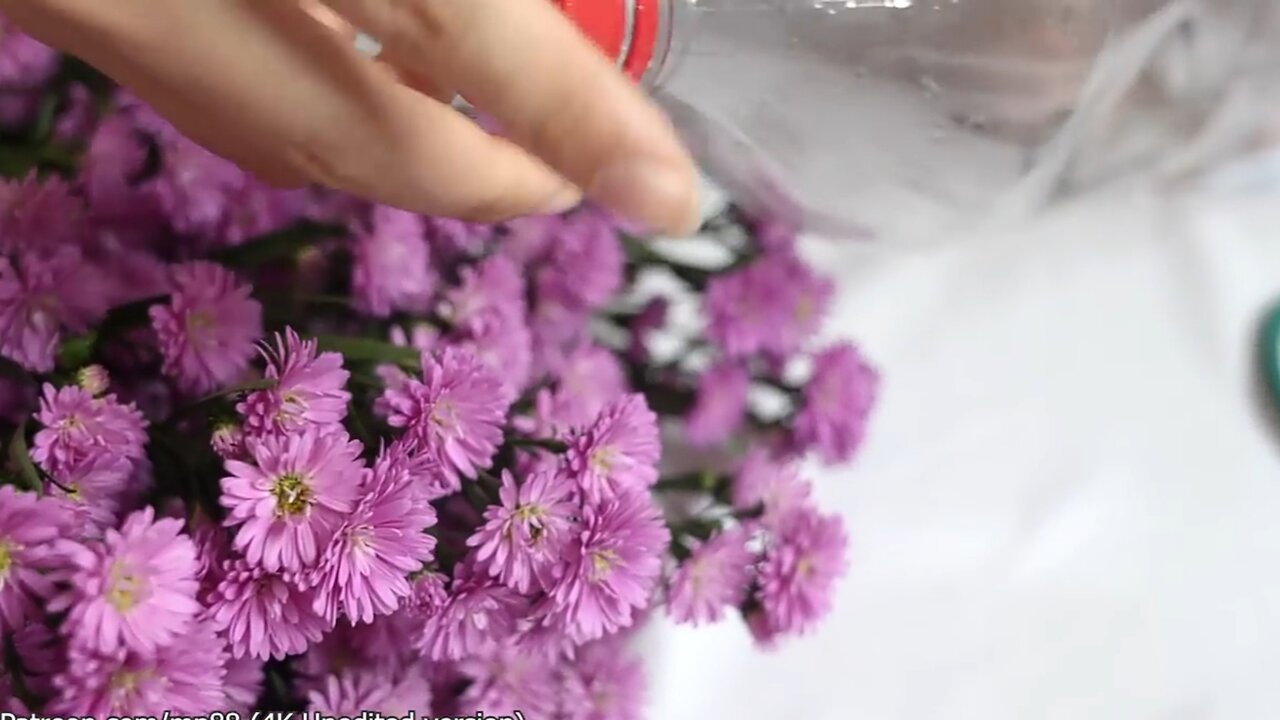 How to make a flower vase with a plastic bottle | beautiful flower arrangement