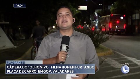 Flagrante! Câmera do "Olho vivo" filma homem furtando placa de carro, em Gov. Valadares