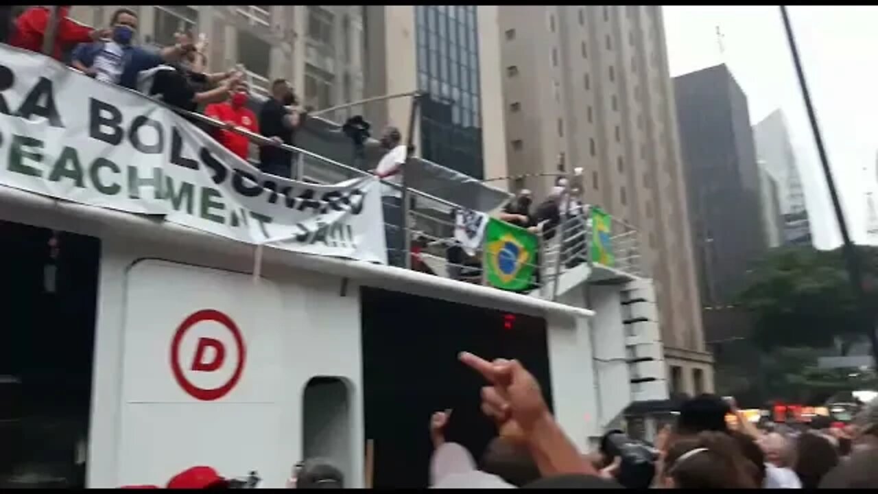 Povo se revolta e atira objetos contra tucano que discursava no carro de som em S. Paulo