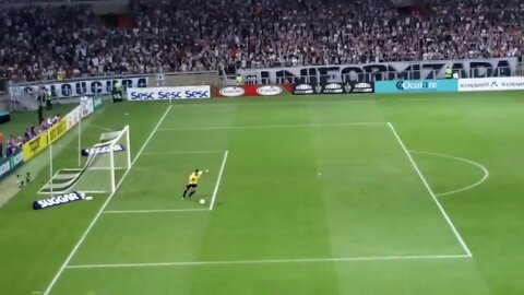 Torcida do Atlético gritando "Fala, Zezé" no tiro de meta do goleiro do Cruzeiro