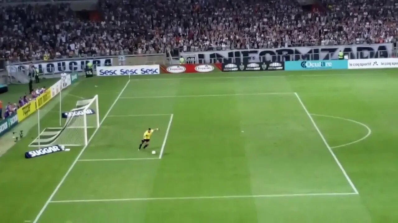 Torcida do Atlético gritando "Fala, Zezé" no tiro de meta do goleiro do Cruzeiro
