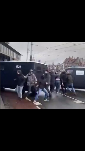 Amsterdam: Police agitators get found out at an anti-covid-lockdown protest