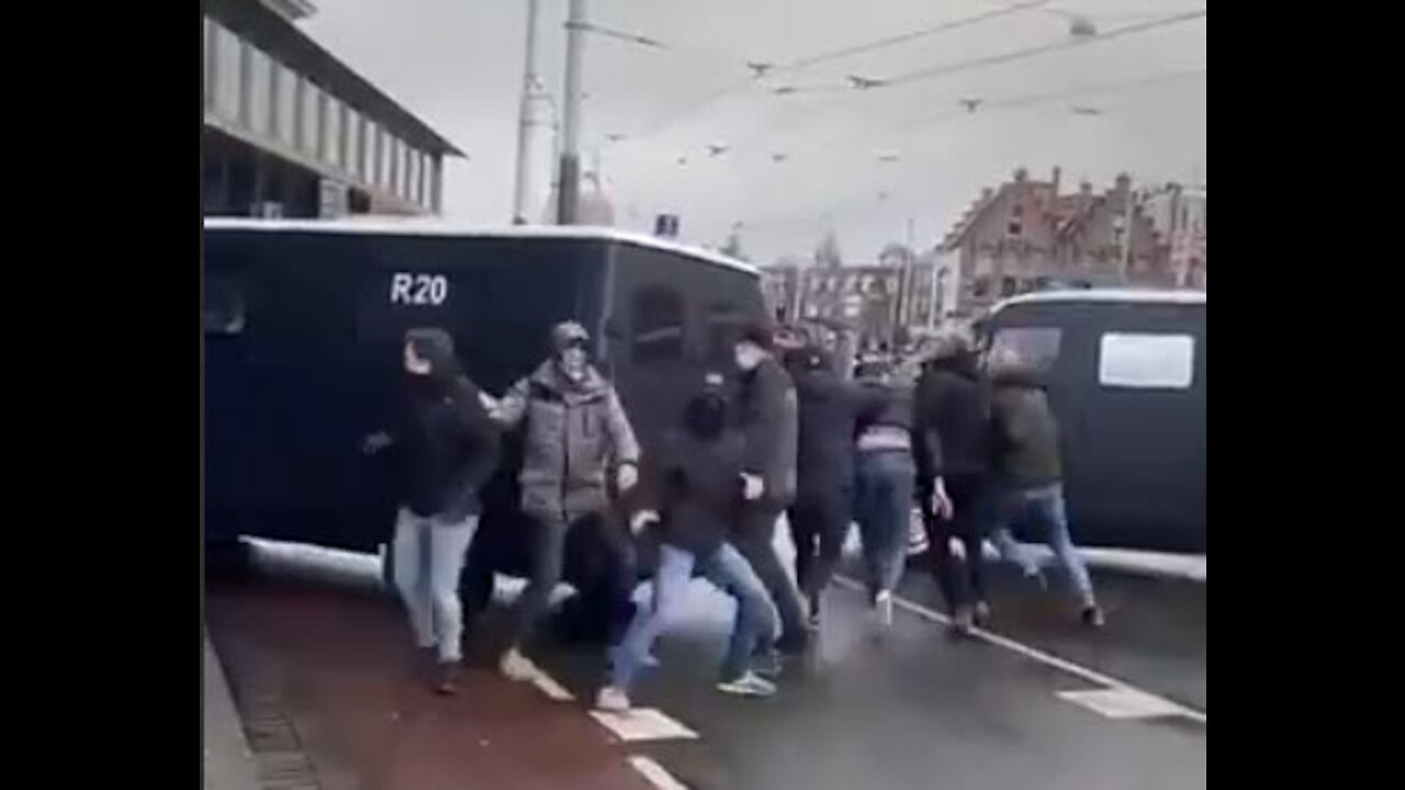 Amsterdam: Police agitators get found out at an anti-covid-lockdown protest