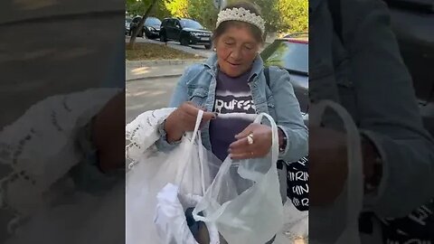 Срещнах ги край уличната кофа. Роклята. И нея. Захвърлени и изоставени,като че ли непотребни никому