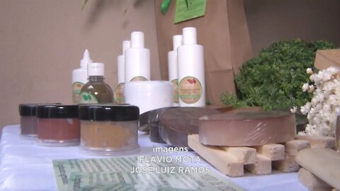 Cosméticos naturais: procura por produtos aumenta, mas dermatologistas alertam sobre utilização