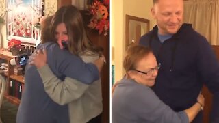 Man surprises his mom after being apart for over a year