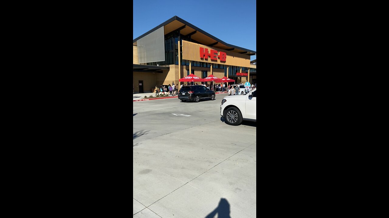 H*E*B customers waiting in line to shop new grocery store in Frisco TX