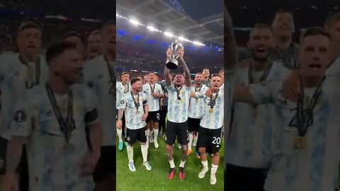 Seleção Argentina comemorando o título da Finalissima - Itália 0x3 Argentina