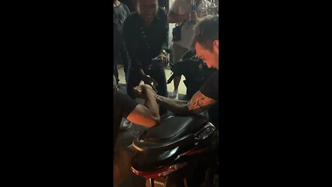 Street arm wrestling in Bali for $5 prize