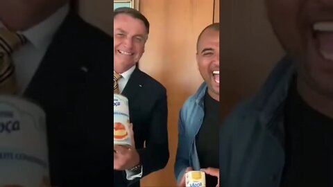 BOLSONARO RECEBEU LATA GIGANTE DE LEITE MOÇA