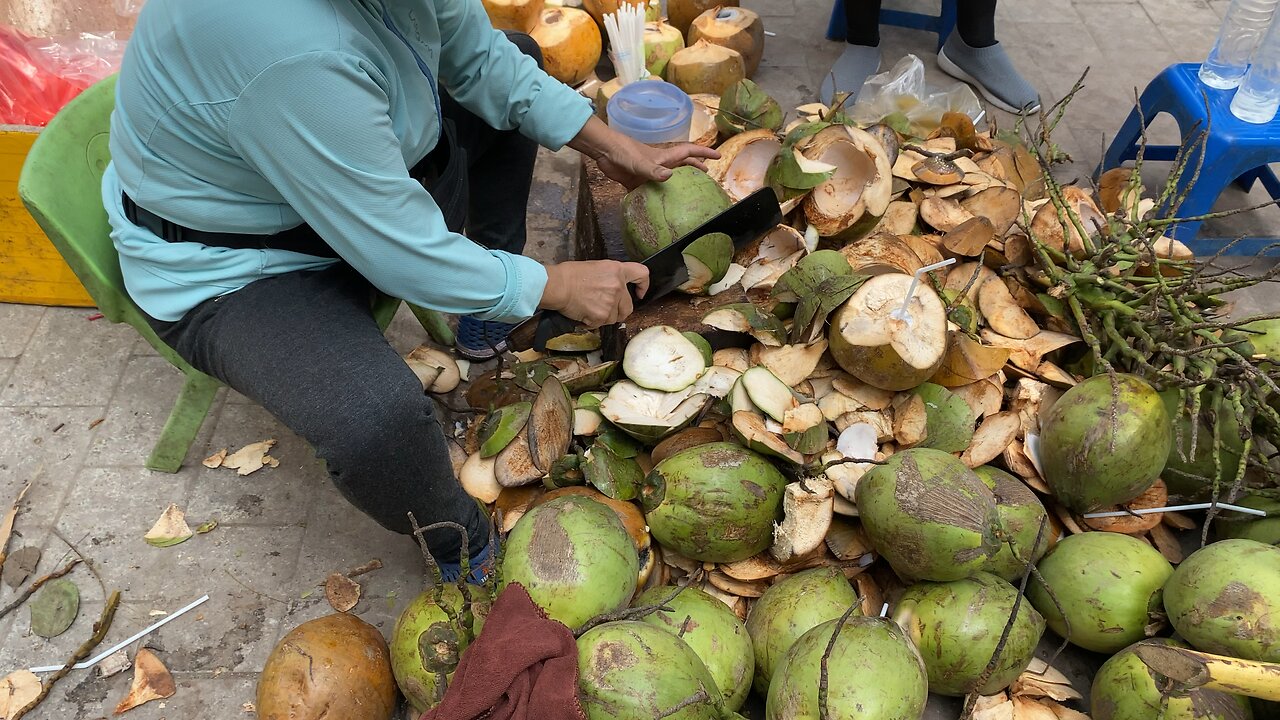 Expert Coconut Opening Skills 🥥