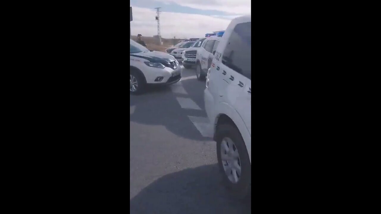 ES: Police Block Road To Prevent Farmers From Their Protest... That Didn't Stop Them