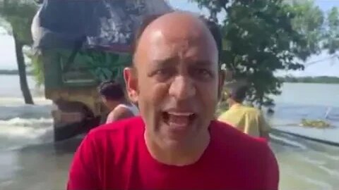 সিলেটের বন্যা পরিস্থিতি। ব্যারিস্টার সুমনের খাদ্যের ট্রাক পানিতে পড়ে গেছে।