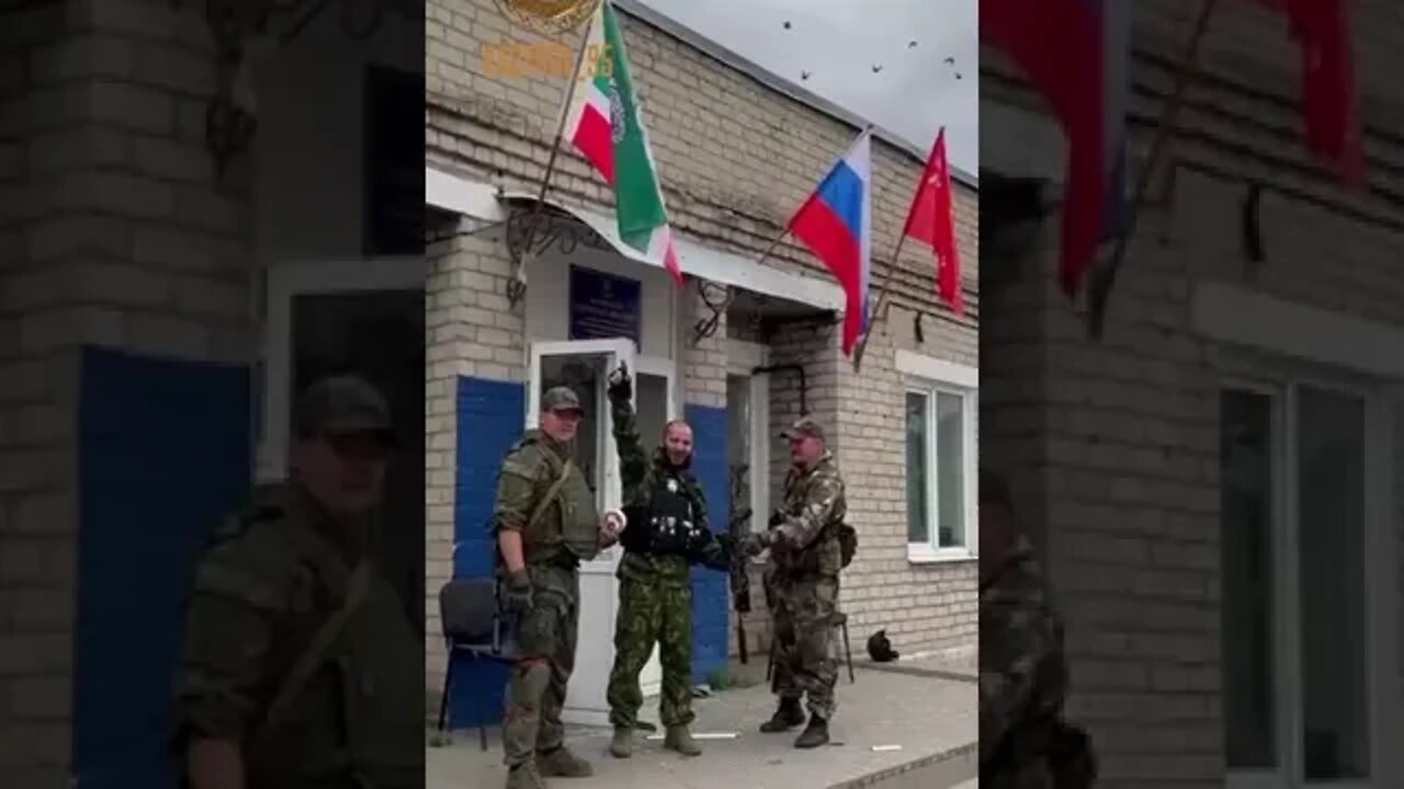 Footage of Chechen Fighters Hoisting Of The Flags Of Our Troops On The Administration Building - LPR