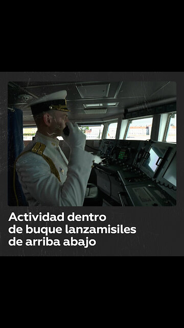 La actividad en un buque lanzamisiles de la cubierta hasta la quilla