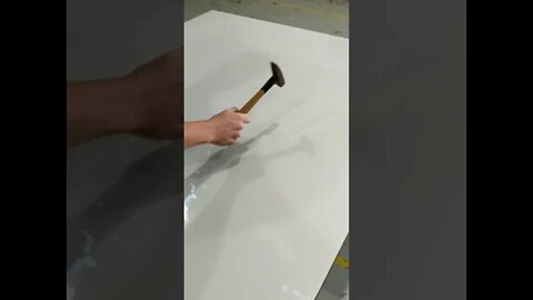 Teste de resistência de vidro colado no tampo da mesa..