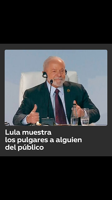 El presidente de Brasil muestra los pulgares a alguien del público
