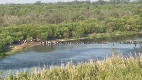 Mass illegal immigrant convoy crossing into USA