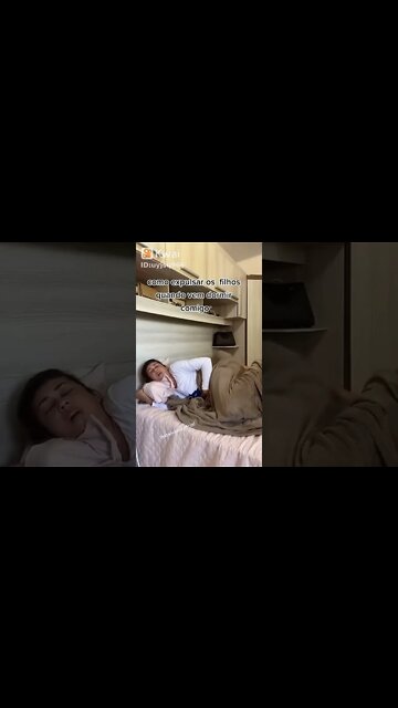 mulher peida pro filho sair da cama #shorts