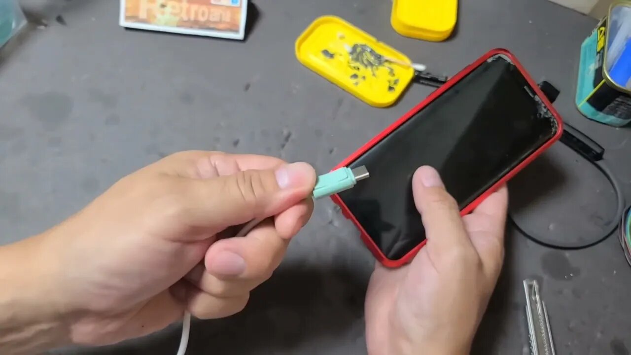 Reparo cabo USB-C de carregador de celular ou smartphone