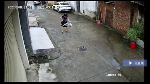 「中国人の日常」路上で立ち止まる女性。「移民反対するべき」。正式な理由の１つです。その１