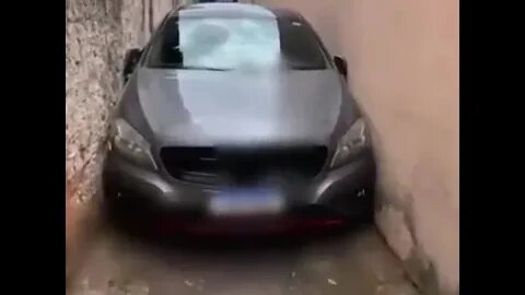 ALGUEM ME EXPLICA COMO ELE CONSEGUIU FAZER ISSO ? MOTORISTA ENTALA MERCEDES NOVINHA ( MEME ) #shorts