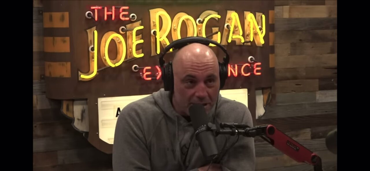 Joe Rogan: Why can’t billionaires Elon Musk & Jeff Bezos recreate the moon landing