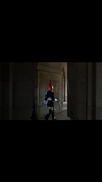 centreys pass under the arch #horseguardsparade #horseguardsparade