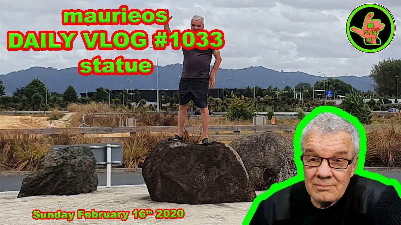 maurieos DAILY VLOG #1033 statue