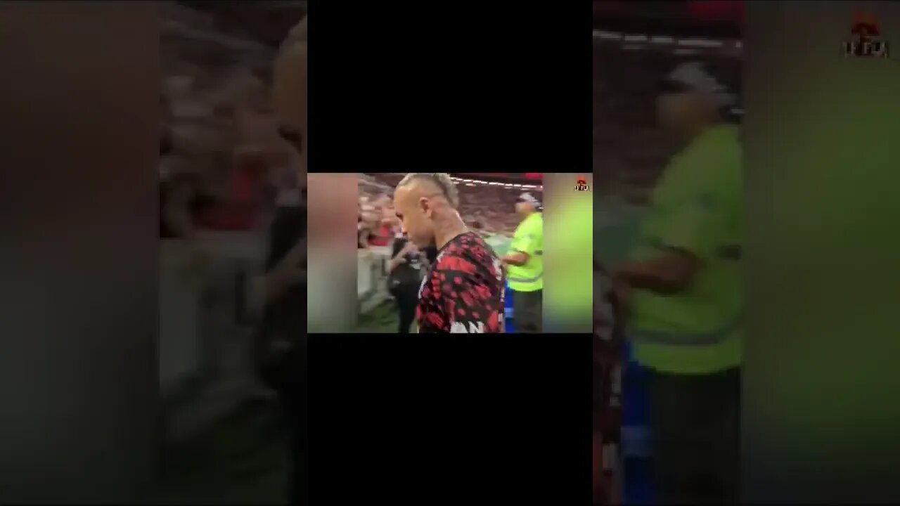 VIDAL TIRANDO FOTO COM A TORCIDA!!!