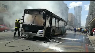Bus catches fire in Pretoria, draws scores of onlookers (thf)