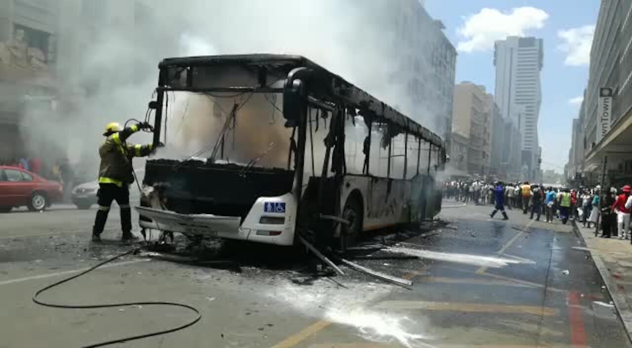 Bus catches fire in Pretoria, draws scores of onlookers (thf)