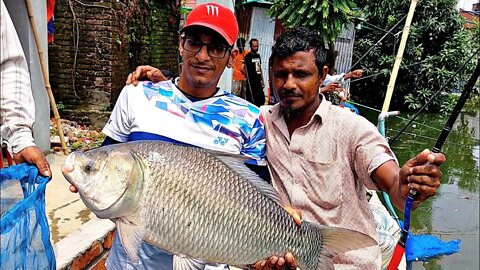 হিংস্র কাতলা মাছটিকে কিভাবে আয়ত্তে আনলো দেখুন😱massive katla fish hunting🐬Best Village Catla fishing